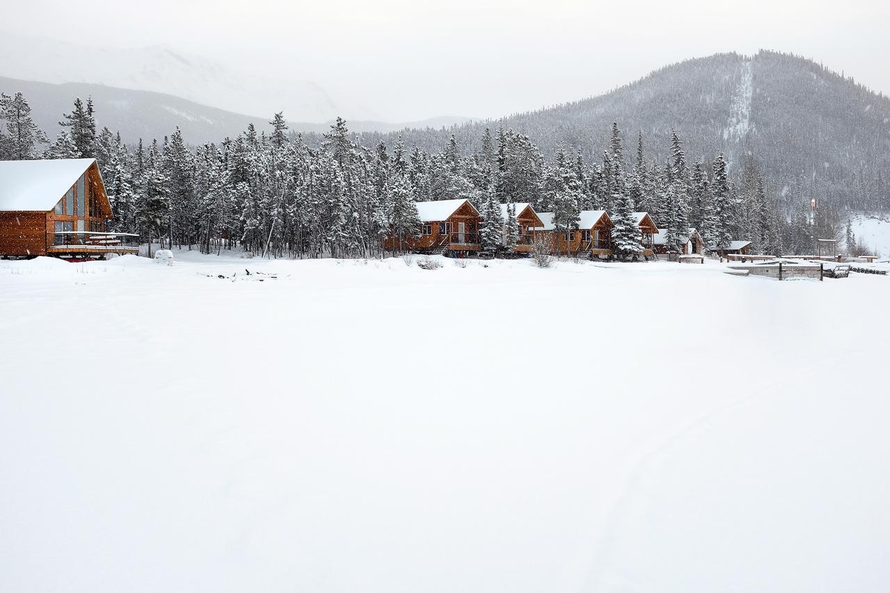 Northern Rockies Lodge Muncho Lake Kültér fotó
