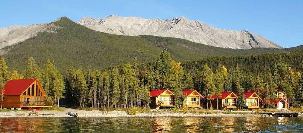 Northern Rockies Lodge Muncho Lake Kültér fotó