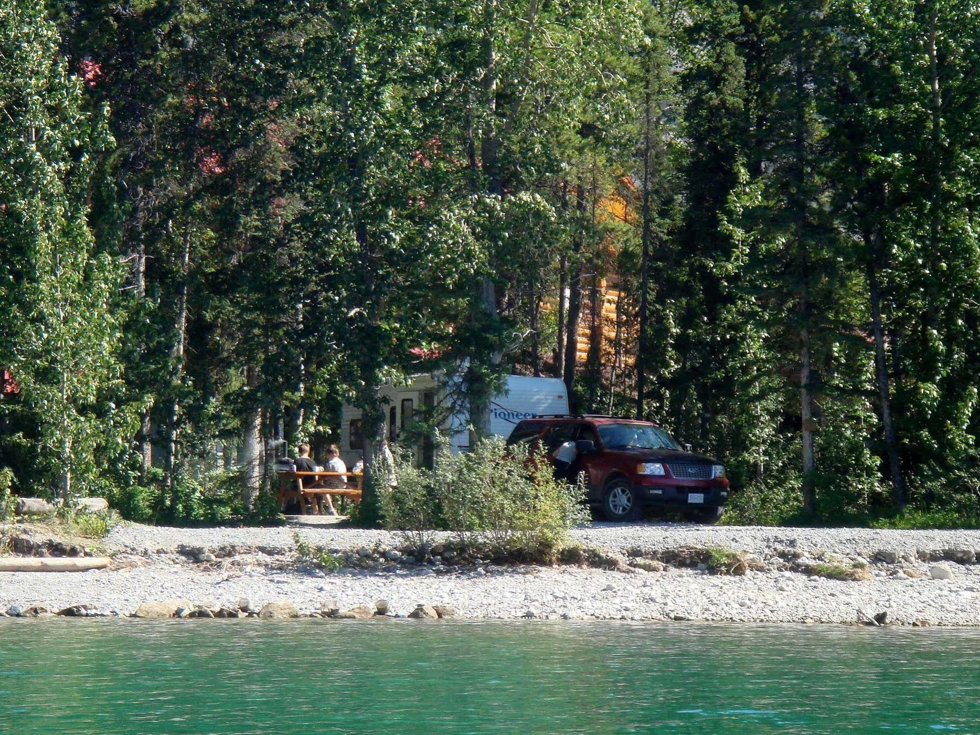 Northern Rockies Lodge Muncho Lake Kültér fotó