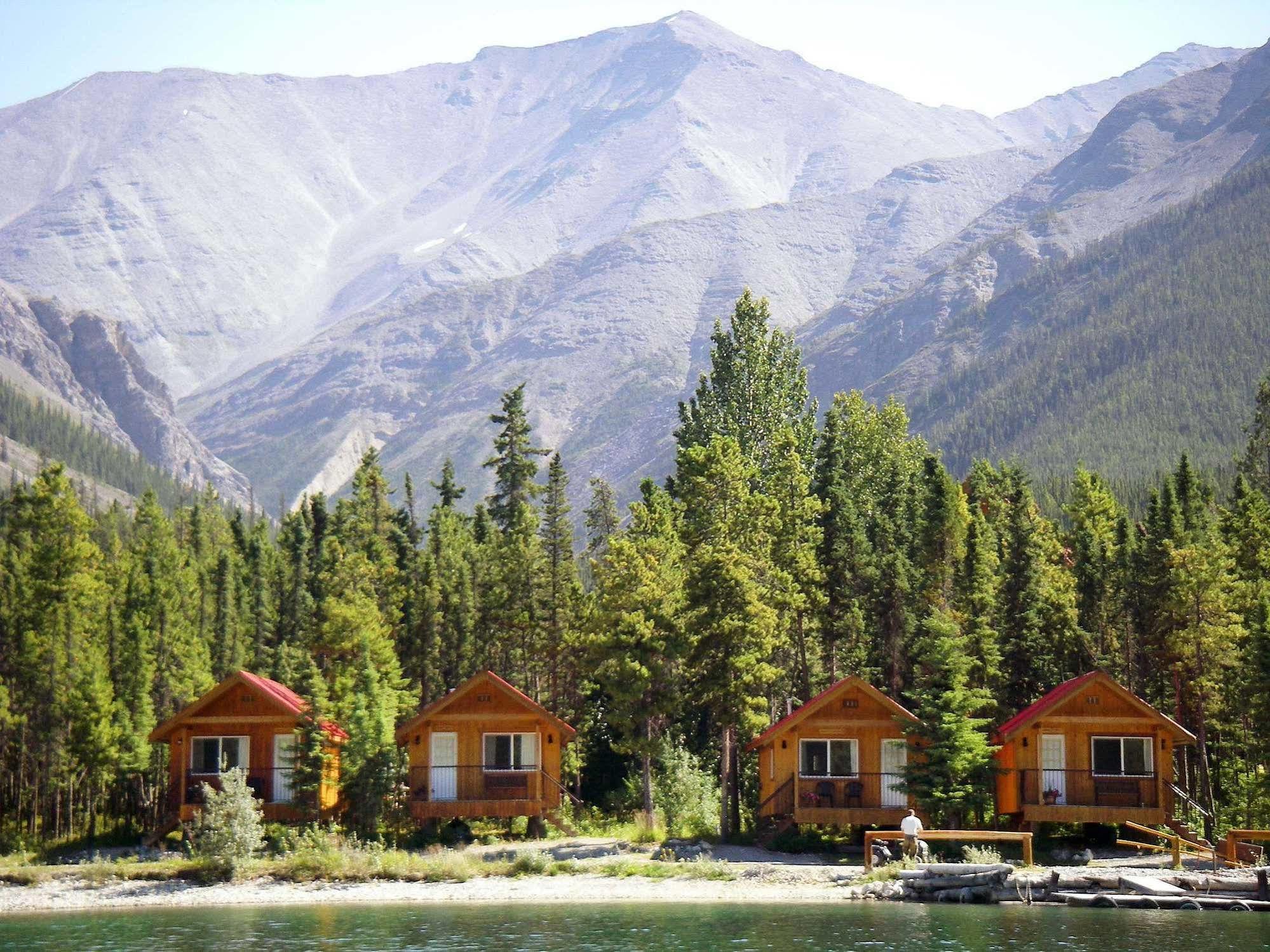 Northern Rockies Lodge Muncho Lake Kültér fotó